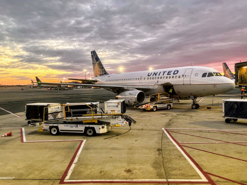 Cómo United Airlines utiliza la inteligencia artificial para hacer que volar por los cielos amigables sea un poco más fácil