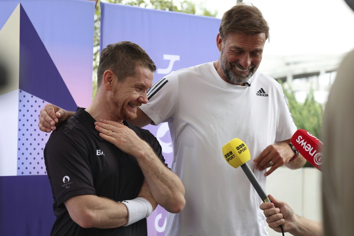 Jurgen Klopp se une a la multitud en los Juegos Paralímpicos, animando a un amigo de toda la vida que juega bádminton